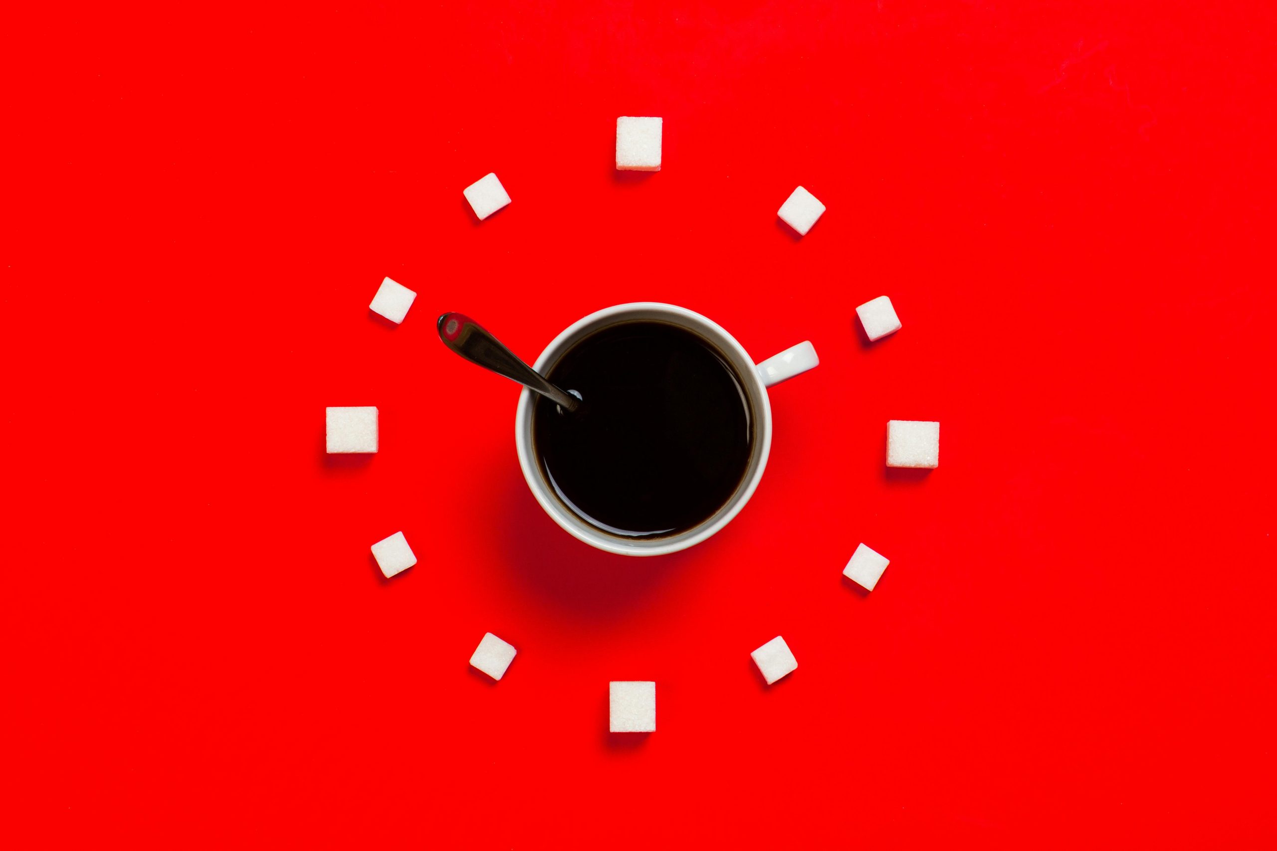 white-mug-on-red-background-stockpack-pexels izvrsna kreativnost